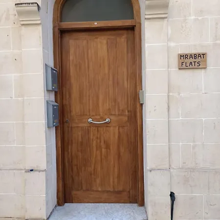 Apartment Large & Cozy Flat, Spacious Yard, Near Pmic1-2 Sliema