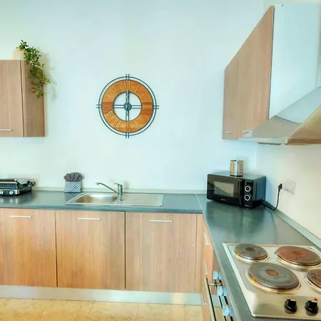 Appartement Large & Cozy Flat, Spacious Yard, Near Pmic1-2 Sliema