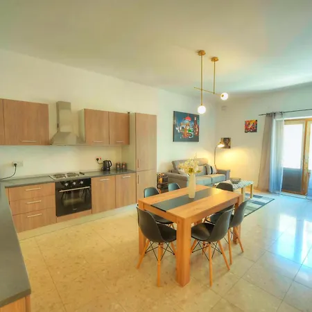 Large & Cozy Flat, Spacious Yard, Near Pmic1-2 * Sliema