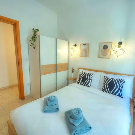 Apartman Large & Cozy Flat, Spacious Yard, Near Pmic1-2