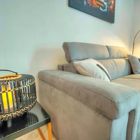 Large & Cozy Flat, Spacious Yard, Near Pmic1-2 * Sliema
