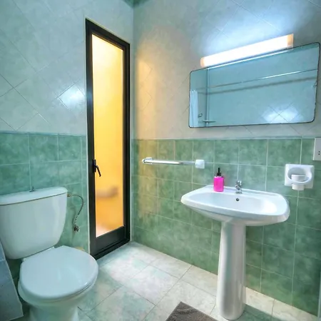 Large & Cozy Flat, Spacious Yard, Near Pmic1-2 Sliema