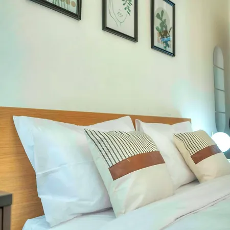 Apartman Large & Cozy Flat, Spacious Yard, Near Pmic1-2