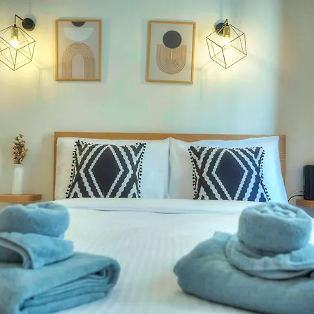 Apartman Large & Cozy Flat, Spacious Yard, Near Pmic1-2 *