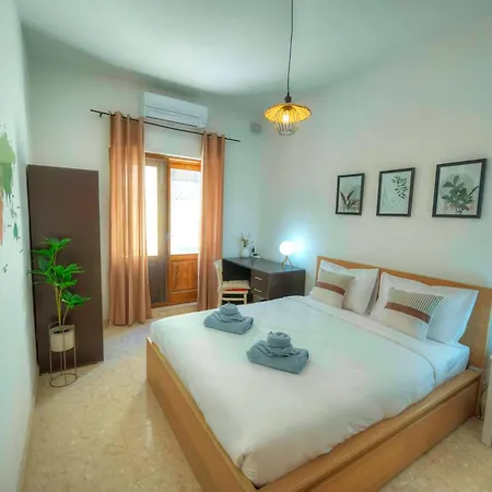 Apartman Large & Cozy Flat, Spacious Yard, Near Pmic1-2