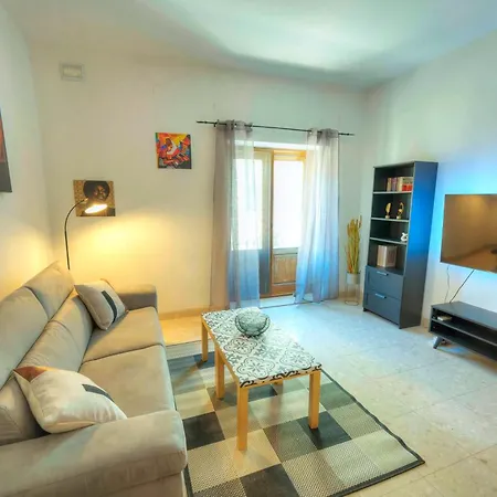 Large & Cozy Flat, Spacious Yard, Near Pmic1-2 *