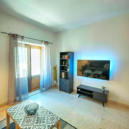 Apartman Large & Cozy Flat, Spacious Yard, Near Pmic1-2 *