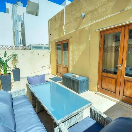 Large & Cozy Flat, Spacious Yard, Near Pmic1-2 *