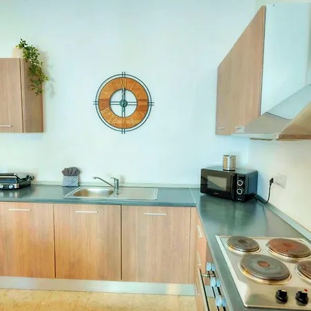 Apartamento Large & Cozy Flat, Spacious Yard, Near Pmic1-2 Sliema