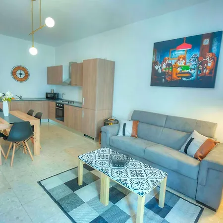 Large & Cozy Flat, Spacious Yard, Near Pmic1-2 Apartamento Sliema